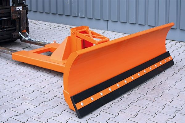 Eichinger snow plow with rubber scraper bar